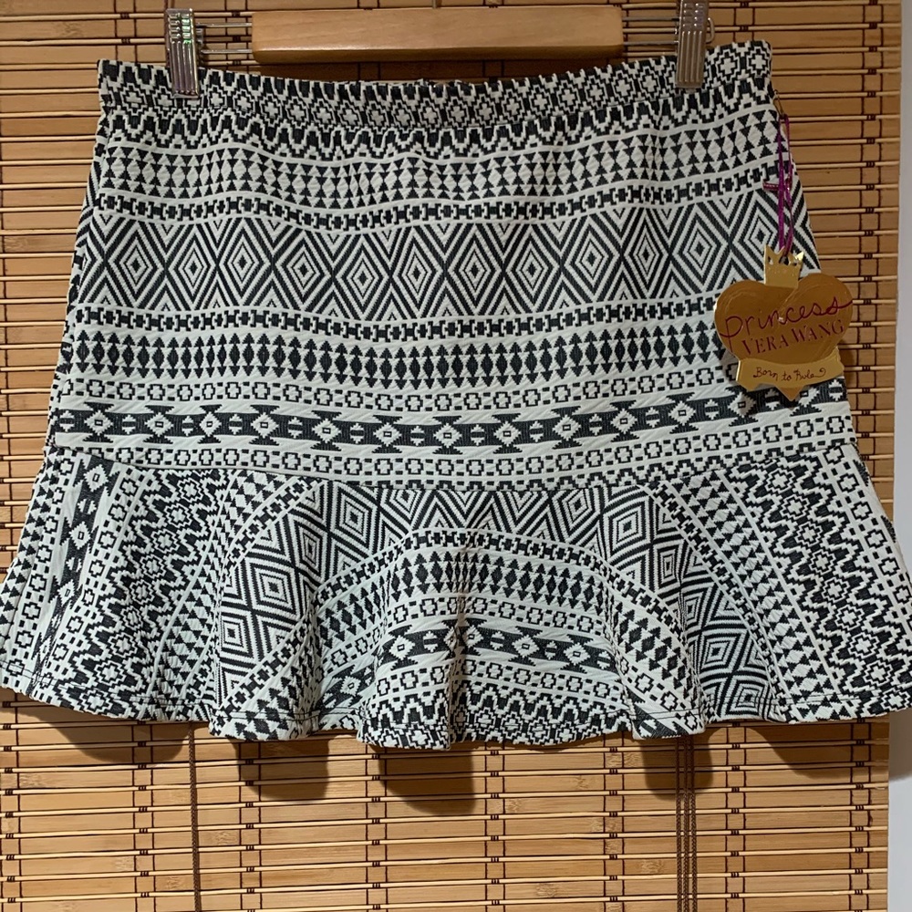 Skirt (black and white pattern)